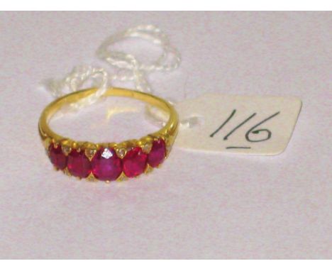 Antique gold five-stone ruby ring set with ten diamond points - size P - 3.2gms