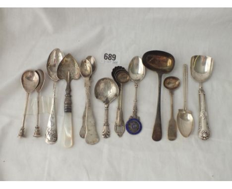Bag of assorted spoons including caddy and salt spoons - 230gms