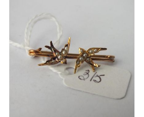 Pearl set double swallow brooch in 15ct gold - 1.5gms