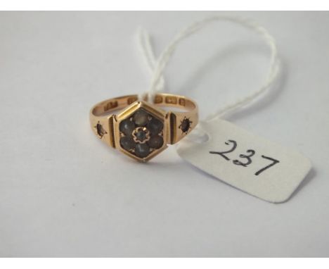 Pearl and diamond cluster ring (one pearl missing) set in 15 ct gold - size L - 2.3gms
