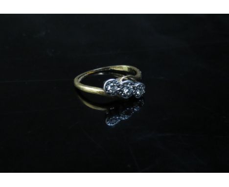 An 18ct gold plat diamond cross over ring in illusion setting. Size N, 2.7g 