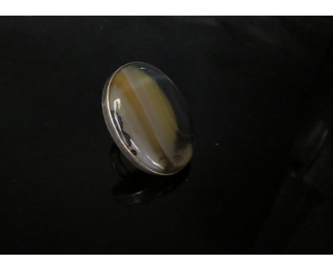 A large silver oval banded agate ring, 4cm x 3cm. Size M, 19.4g 