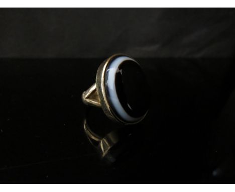 A 9ct gold ring set with an oval banded agate. Size N, 10.2g 