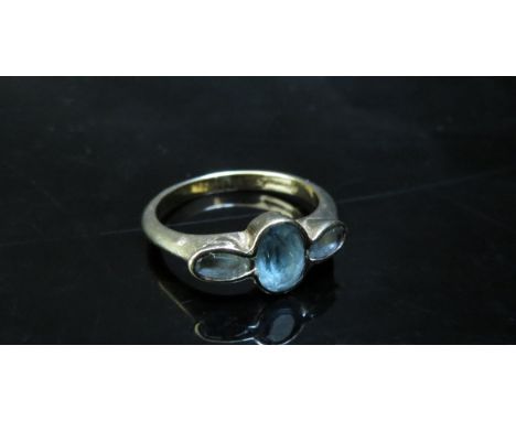 A 9ct gold ring set with three aquamarines, 3.2g 