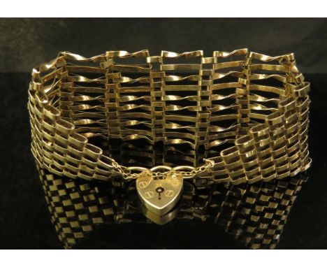 A 9ct gold gate bracelet, 3.5cm wide, 19g 