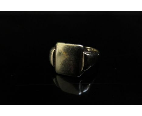 A 9ct gold gents signet ring, mis-shapen 7.5g 