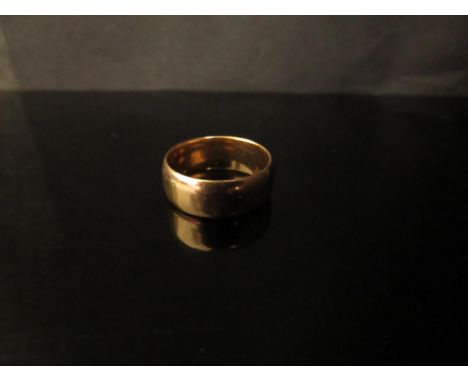 An 18ct gold wedding band, 7mm wide. Size R/S, 8.4g 