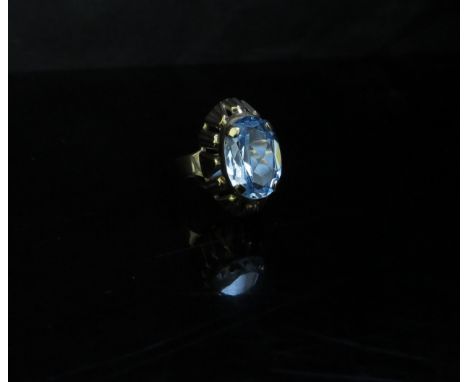 A gold ring set with an oval pale blue stone, stamped 333, 3.7g 