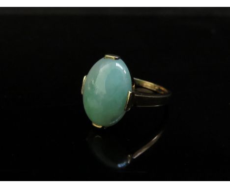 A cabochon jade ring stamped 585. Size M, 5.3g 