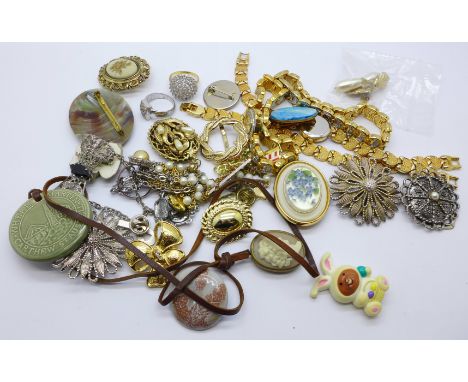 A brooch, a ring and other jewellery