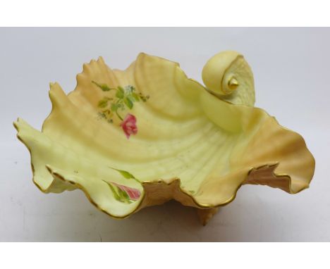 A Royal Worcester blush ivory shell shaped dish, G971