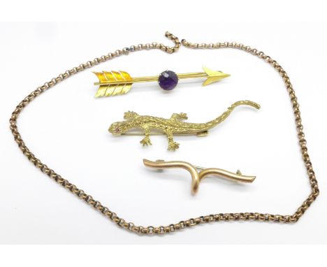 A yellow metal arrow brooch, a 9ct gold lizard brooch, 5.3g, a plated brooch and a chain lacking fasteners, (arrow 4.9g, chai
