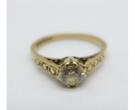 A 9ct gold solitaire ring, 2.1g, N