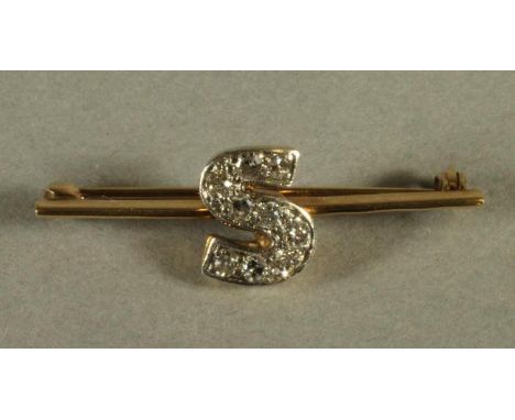 A 14K GOLD KNIFE EDGE TIE PIN, centred by an "S" millegrain set with nine diamonds