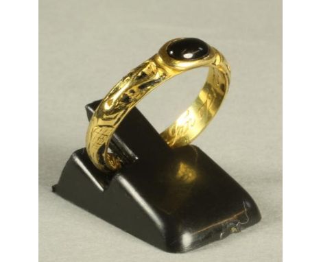 AN EARLY GEORGE I GOLD MOURNING RING, centrally close back set with a polished oval black onyx cabochon, the band chased with