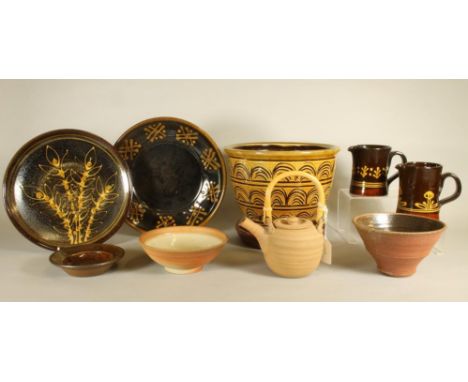 A COLLECTION OF COXWOLD STUDIO POTTERY, modern, comprising two slipware circular plates, jardiniere and stand, two jugs and a