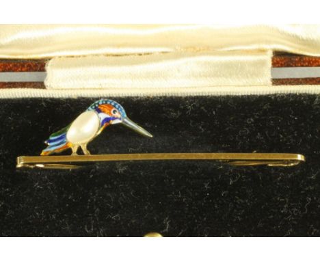 AN EDWARDIAN 15CT GOLD AND ENAMEL TIE PIN, the plain bar surmounted at one end with a kingfisher with freshwater pearl body a