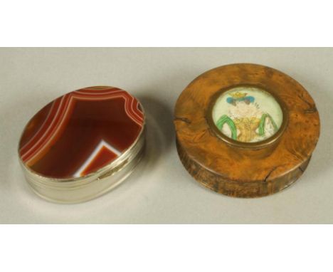 A GEORGIAN PRESSED YEW WOOD SNUFF BOX AND COVER, c.1800, of waisted cylindrical form, the lift off cover inset with a hand co