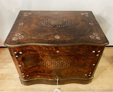 BEAUTIFUL BURR WALNUT DECANTER BOX WITH MOTHER OF PEARL INLAY &amp; WIREWORK MARQUETRY - GREAT CONDITION 25CM X 34CM &amp; 26