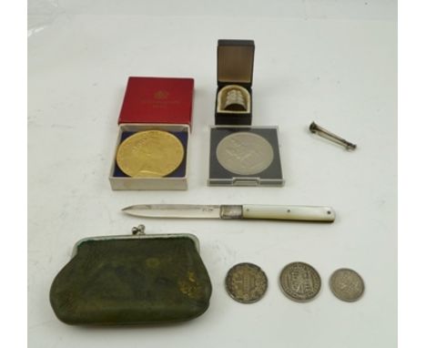 A SILVER BLADED FOLDING FRUIT KNIFE with mother of pearl handle, various COINS, a SILVER THIMBLE (boxed) and a SILVER HUNTING
