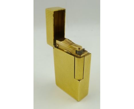 AN 18CT GOLD CASED DUPONT OF PARIS CIGARETTE LIGHTER, chequered case, ref. no. B1658, 6cm x 3.5cm 
