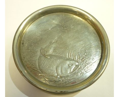 A WHITE METAL SPIRIT FLASK IN THE FORM OF A FISHING REEL, with engraved fishing scene panel, diameter 9.5cm 