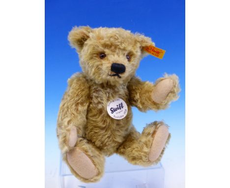 A STEIFF "CLASSIC 1920" TEDDY BEAR 000713 WITH ALL TAGS AND WITHIN A STEIFF GIFT BOX.