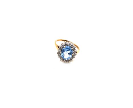 A HALLMARKED 9ct GOLD OVAL CUT SKY BLUE AND WHITE CZ CLAW SET CLUSTER RING. FINGER SIZE P. WEIGHT 2.48grms. 