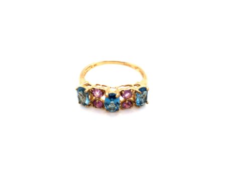 A HALLMARKED 9ct GOLD PINK AND BLUE GEM SET HALF HOOP RING. FINGER SIZE N 1/2. WEIGHT 2.24grms. 