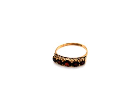 A HALLMARKED 9ct GOLD FIVE STONE GARNET GRADUATED CARVED HALF HOOP RING. FINGER SIZE T. WEIGHT 2.56grms. 