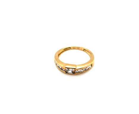 A HALLMARKED 9ct GOLD CHANNEL SET CZ HALF ETERNITY STYLE RING. FINGER SIZE O. WEIGHT 2.34grms.