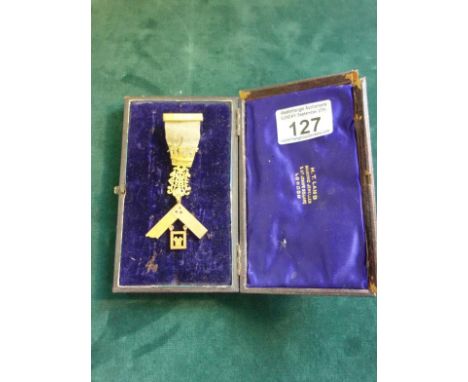 18ct gold Masonic Jewel in original box supplied by HT Lamb Masonic Jeweler, St John’s Square London, presented to the Brethr