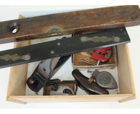 A mixed lot of tools including a Record No. 076 plane, two other planes, a vice, a Chalk-0-Matic, a Stanley Rule &amp; level 