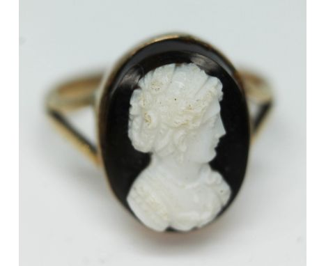 A 9ct gold cameo ring, marked '9ct', gross wt. 4.3g, size  O.  