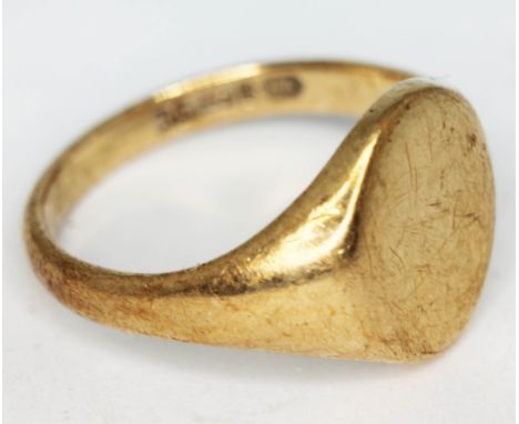 A hallmarked 9ct gold signet ring, wt. 6.3g, size T.  