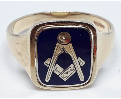 A hallmarked 9ct gold signet ring with swivelling Masonic enamelled emblem, gross wt. 5.6g, size S.  