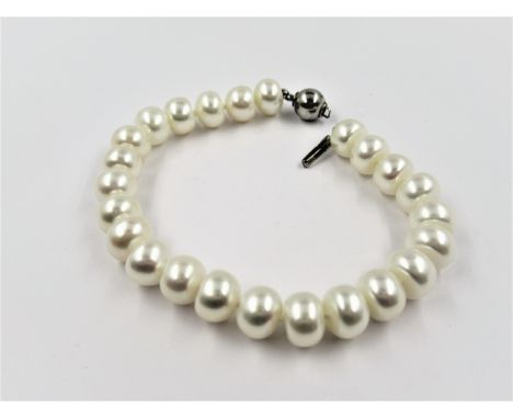 Late 20th Century cultured pearl necklace with silver clasp 