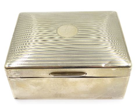 Silver box, engine turned decoration by Charles & Richard Comyns, London 1922 12cm Condition Report Click here for further im