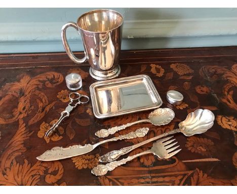 An Edwardian silver tankard, Sheffield 1902, together with a parcel of assorted silver flatware, to include a trinket tray, G