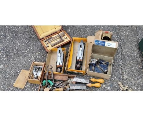 Quantity of vintage tools, including 2 x Stanley planes, boxed, plus 2 cased tools. Quantity lot as images.