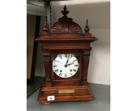 An oak cased mantle clock retailed by Bravingtons Limited, Kings Cross, London (af).