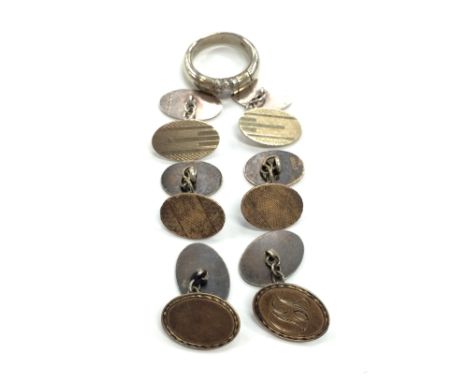 A silver ring together with engine turned cuff-links.
(R7)
