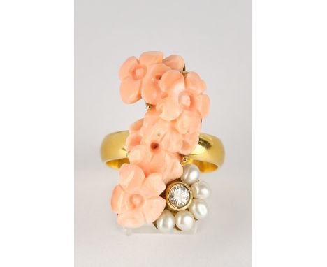 Ring, GG 333, 1 Brillant ca. 0.18 ct., Korallenschnitzerei in Blütenform, 5 China-Zuchtperlen, ca. 10.55 g, RM 57 Zertifikat 