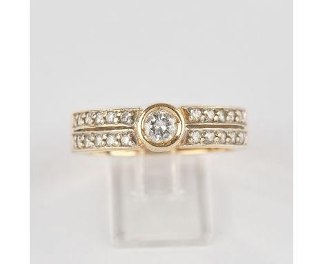 Ring, GG 585, 1 Brillant ca. 0.25 ct., p1, 20 Besatzbrillanten zus. ca. 0.20 ct., 4.8 g, RM 56