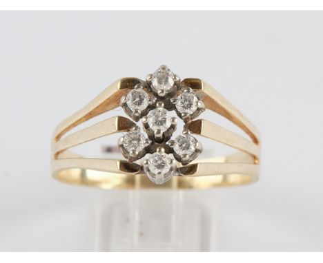 Ring, WG/GG wohl 585, 7 Brillanten zus. ca. 0.30 ct., ca. 4.37g, RM 62