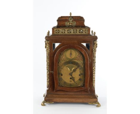 Bracket Clock, England, um 1830/40, hochrechteckiges Mahagoni-Gehäuse, Zifferblatt bezeichnet Ralph Gout London 301, obere Sc