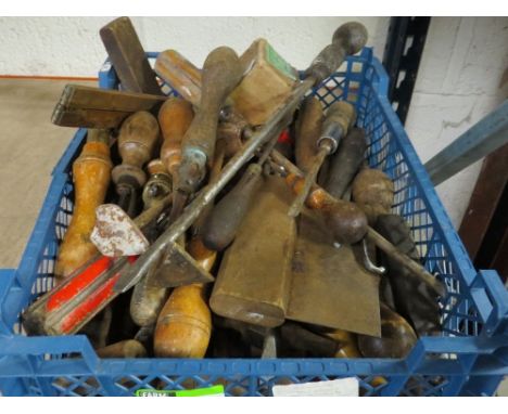 A tray / selection of vintage woodworking hand tools