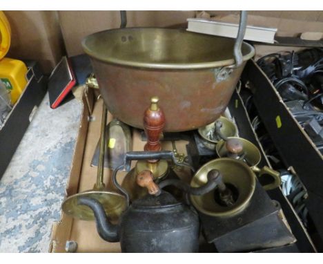 A tray of assorted metal ware to include coffee grinder, school bell, large jam pam etc