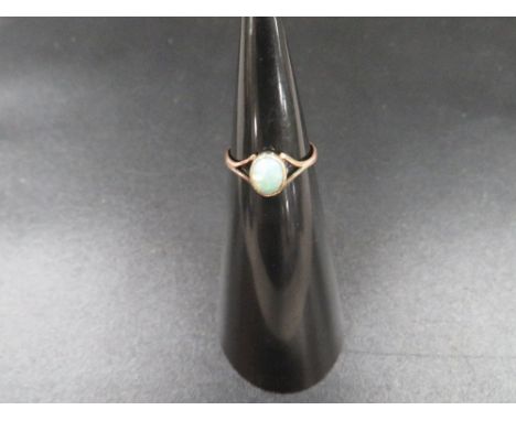 A yellow metal ring set with opal approx. weight 0.9g