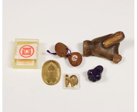 Erotica, vijf diverse objecten, 20e eeuw; o.a. hoornen netsuke, schelpvormig doosje met mechaniek en vergulde plaquette. Coll